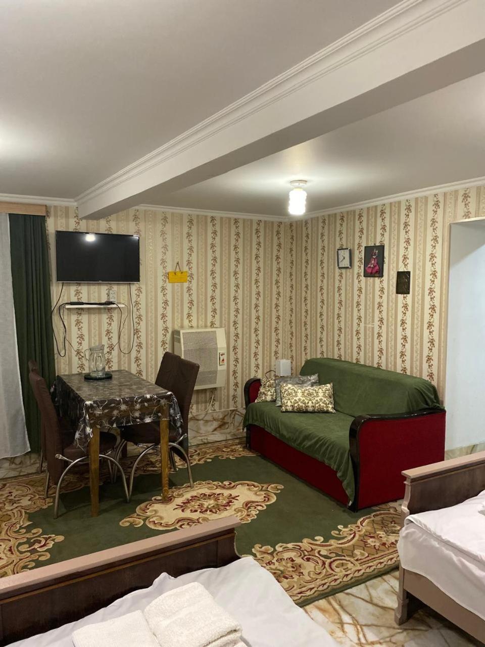 Guest House Happy House Kutaisi Bagian luar foto